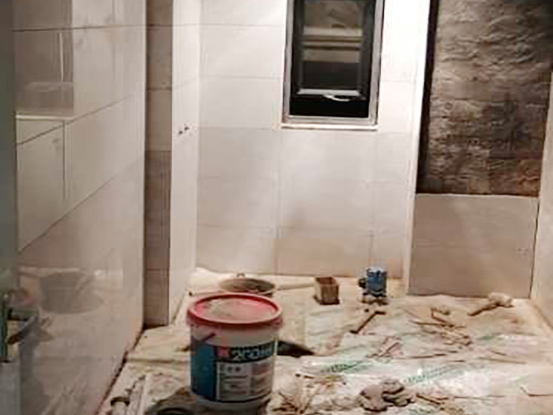 衛(wèi)生間防水貼磚：一般的防水施工要做2到3遍，而且防水的順序也是有講究的，比如，要先做完墻面防水再貼墻磚，其次才可以做地面防水，再貼地磚。因為地面經(jīng)常會踩來踩去，地面防水如果先做了會很容易踩壞。一般情況下，在2到3遍的防水層全部做好后，會有5到7天的固化期，固化期到了，我們也需要重新測試防水做的好不好，漏不漏水，這就需要再加水測試24小時后看看家里地面水位是否下降，或者看看樓下鄰居的衛(wèi)生間有沒有漏水的痕跡。 如果沒有漏水，那要記得再用一層水泥砂漿做一層防水保護，其目的是防止貼磚工作摩擦二次破壞防水層表面。但如果還是漏水，那就說明防水沒做徹底，需要重做防水。按照第一次的工序再等待干透和測試，沒有問題就可以鋪貼地磚了。