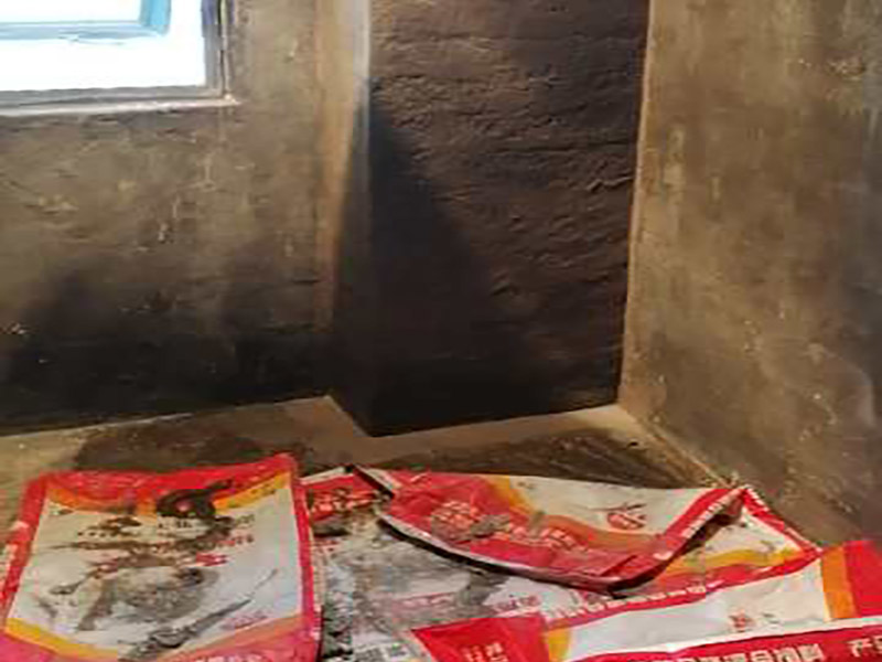 衛(wèi)生間防水貼磚：一般的防水施工要做2到3遍，而且防水的順序也是有講究的，比如，要先做完墻面防水再貼墻磚，其次才可以做地面防水，再貼地磚。因為地面經(jīng)常會踩來踩去，地面防水如果先做了會很容易踩壞。一般情況下，在2到3遍的防水層全部做好后，會有5到7天的固化期，固化期到了，我們也需要重新測試防水做的好不好，漏不漏水，這就需要再加水測試24小時后看看家里地面水位是否下降，或者看看樓下鄰居的衛(wèi)生間有沒有漏水的痕跡。 如果沒有漏水，那要記得再用一層水泥砂漿做一層防水保護，其目的是防止貼磚工作摩擦二次破壞防水層表面。但如果還是漏水，那就說明防水沒做徹底，需要重做防水。按照第一次的工序再等待干透和測試，沒有問題就可以鋪貼地磚了。