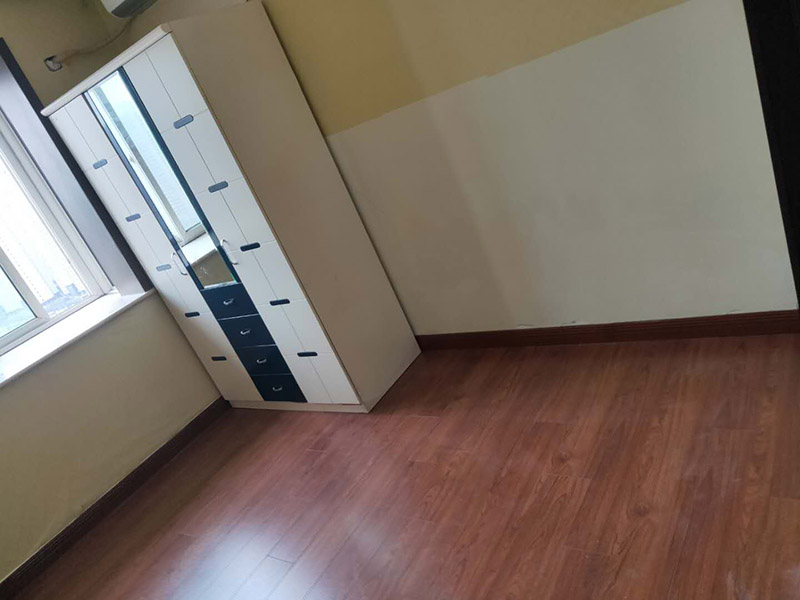 全屋地板換新服務：鋪地板前都要做一件事，就是清理施工現場，將地面的垃圾清掃干凈，特別是角落要注意清潔干凈，做到無塵無污染。清潔往后開始做地面找平工作，其地面的水平要保持在2mm的誤差內，超過的話就必須要做找平了，否則地板鋪好后腳感也會不好的。鋪地板前還需要先將地板進行預鋪，主要是因為地板是錯落安裝的，預鋪一下，根據室內尺寸進行，肯定是有部分地板需要一分為二，預鋪后根據尺寸來鋸，可以避免地板損耗。地板有一定的膨脹率，因此鋪裝前要在其與墻面接觸的部位預留膨脹縫，以免地板起鼓，膨脹縫的大小一般和地板的膨脹系數有關系。