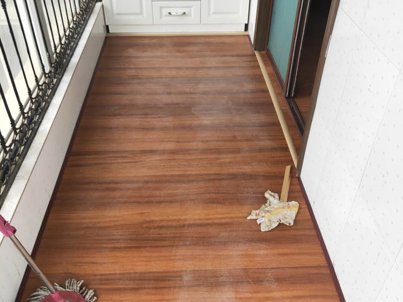 陽臺鋪地板案例:1、先對地面進行找平，水平的誤差不能超過2毫米。地面要是不平，腳感就不好。再就是將邊、角部位等突起或有不平的地方進行局部修整。再鋪防潮層，防潮層可以防止以后地板受潮。鋪平，接縫處要并攏。 2、然后就是安裝地板了，因為地板是要錯落安裝的，先預鋪一下，將部分地板一分為二，要按尺寸來鋸，萬一鋸多了，地板損耗就大了。因為地板有一定的膨脹率，因此鋪裝前要在其與墻面接觸的部位預留膨脹縫，以免地板起鼓。膨脹縫的大小一般和地板的膨脹系數有關系。粘合地板的膠水要用強化地板專用的，這種膠的污染比較小。不要隨便在市場上選非地板專用膠，地板本身就存在的污染上再增加污染源。 3、鋪前看好地板是否用對，再鋪設地板。在鋪設時，要一塊短的旁邊鋪一塊長的，這樣交叉鋪設地板就咬得住不易松動，地板拼合后還要用工具敲緊。再下來就是銜接了，一般用地板壓條掩蓋。但也有用玻璃膠填充。 4、然后檢查一遍，把不完美的地方修整一下。然后就是踢腳線的安裝，要做的接頭緊密，平齊。并且要保證能壓住地板墻縫。地板鋪好接下來是安裝壓條了，一般地板比地面高就要用那種高低壓條，地板與地面一樣平就要用這種平壓條了。