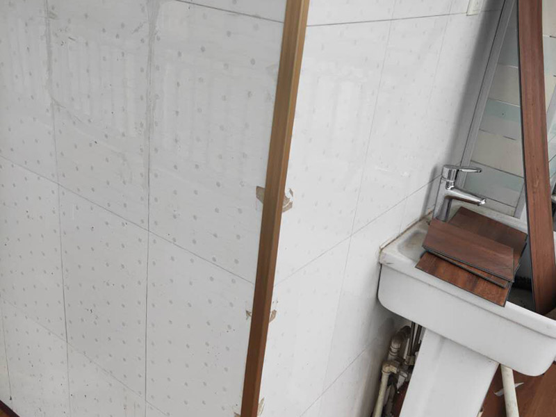 陽臺鋪地板案例:1、先對地面進行找平，水平的誤差不能超過2毫米。地面要是不平，腳感就不好。再就是將邊、角部位等突起或有不平的地方進行局部修整。再鋪防潮層，防潮層可以防止以后地板受潮。鋪平，接縫處要并攏。 2、然后就是安裝地板了，因為地板是要錯落安裝的，先預鋪一下，將部分地板一分為二，要按尺寸來鋸，萬一鋸多了，地板損耗就大了。因為地板有一定的膨脹率，因此鋪裝前要在其與墻面接觸的部位預留膨脹縫，以免地板起鼓。膨脹縫的大小一般和地板的膨脹系數有關系。粘合地板的膠水要用強化地板專用的，這種膠的污染比較小。不要隨便在市場上選非地板專用膠，地板本身就存在的污染上再增加污染源。 3、鋪前看好地板是否用對，再鋪設地板。在鋪設時，要一塊短的旁邊鋪一塊長的，這樣交叉鋪設地板就咬得住不易松動，地板拼合后還要用工具敲緊。再下來就是銜接了，一般用地板壓條掩蓋。但也有用玻璃膠填充。 4、然后檢查一遍，把不完美的地方修整一下。然后就是踢腳線的安裝，要做的接頭緊密，平齊。并且要保證能壓住地板墻縫。地板鋪好接下來是安裝壓條了，一般地板比地面高就要用那種高低壓條，地板與地面一樣平就要用這種平壓條了。