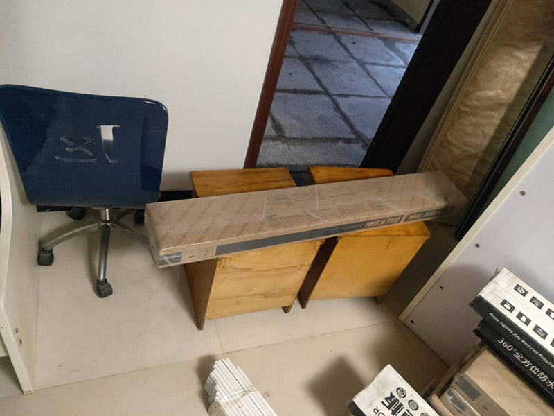 陽臺鋪地板案例:1、先對地面進行找平，水平的誤差不能超過2毫米。地面要是不平，腳感就不好。再就是將邊、角部位等突起或有不平的地方進行局部修整。再鋪防潮層，防潮層可以防止以后地板受潮。鋪平，接縫處要并攏。 2、然后就是安裝地板了，因為地板是要錯落安裝的，先預鋪一下，將部分地板一分為二，要按尺寸來鋸，萬一鋸多了，地板損耗就大了。因為地板有一定的膨脹率，因此鋪裝前要在其與墻面接觸的部位預留膨脹縫，以免地板起鼓。膨脹縫的大小一般和地板的膨脹系數有關系。粘合地板的膠水要用強化地板專用的，這種膠的污染比較小。不要隨便在市場上選非地板專用膠，地板本身就存在的污染上再增加污染源。 3、鋪前看好地板是否用對，再鋪設地板。在鋪設時，要一塊短的旁邊鋪一塊長的，這樣交叉鋪設地板就咬得住不易松動，地板拼合后還要用工具敲緊。再下來就是銜接了，一般用地板壓條掩蓋。但也有用玻璃膠填充。 4、然后檢查一遍，把不完美的地方修整一下。然后就是踢腳線的安裝，要做的接頭緊密，平齊。并且要保證能壓住地板墻縫。地板鋪好接下來是安裝壓條了，一般地板比地面高就要用那種高低壓條，地板與地面一樣平就要用這種平壓條了。