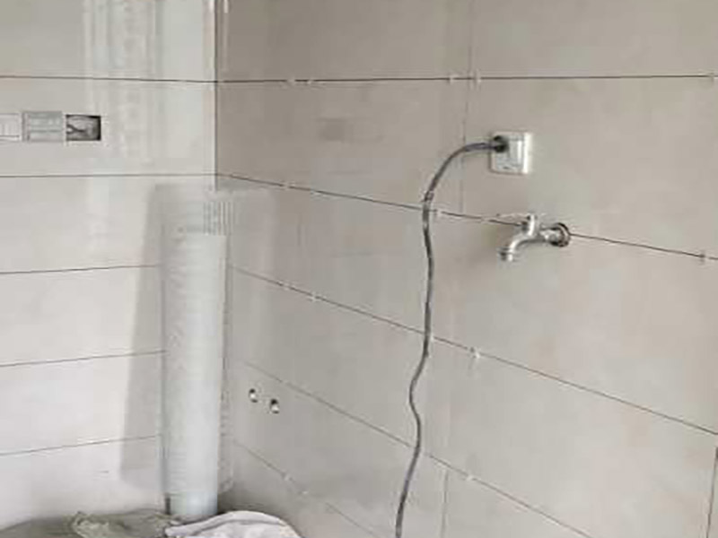 浴室瓷磚鋪貼裝修：在鋪貼瓷磚前，要先把還沒涂抹水泥的地磚鋪在地上，并敲平，然后在地磚上涂滿水泥，鋪在地面，鋪地磚的過程中要對齊四塊磚的對角位置。  另外，在鋪貼瓷磚時也要講究鋪貼順序，在鋪地磚時應從內向外貼，有坡度或地漏的地方，要注意排水方向找坡，而墻面磚應從下往上貼，底層的瓷磚要最后貼，這樣鋪貼出來才美觀，鋪完地磚后還要壓地磚。 瓷磚鋪貼像是用膠水把兩個東西粘貼在一起，如果物體表面有臟東西的話，粘貼就不會很牢固，因此在鋪貼瓷磚前我們要先清理浴室的墻面和地面。如果墻面本身有裂痕，也要先進行處理再鋪貼瓷磚；而地面有不平或不直的地方也要先進行找平處理，這樣貼出來的瓷磚才比較完美。
