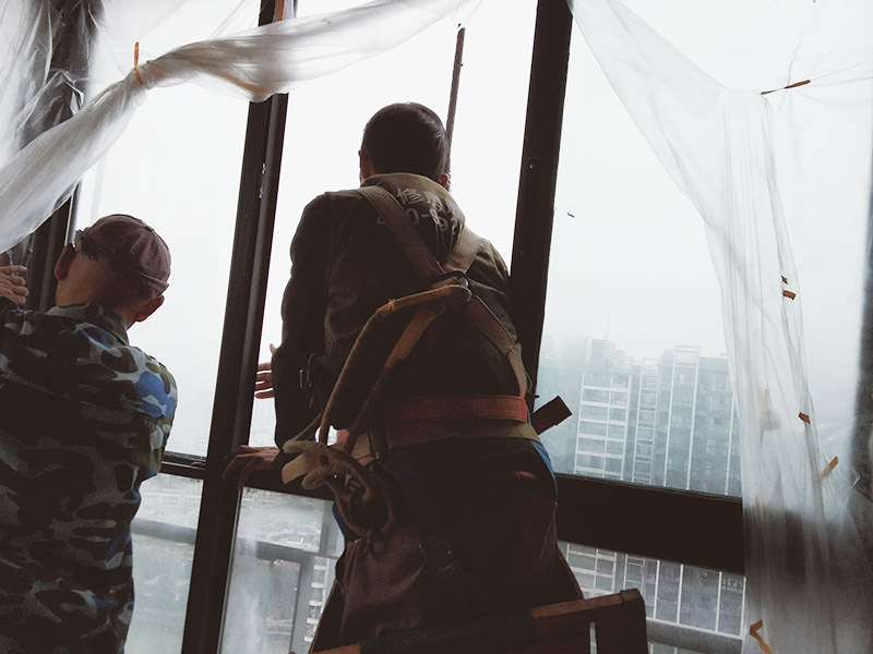 窗戶外瓷磚修補：1、貼磚材料與瓷磚不匹配。瓷磚的尺寸和吸水率不同，須檢查所使用的貼磚材料如瓷磚膠、背涂膠的選擇是否合適。如果所使用的瓷磚膠和背涂膠的粘結力達不到貼這類磚的要求粘力，就會出現掉磚情況。 2、施工工藝不達標。檢查施工師傅有沒有按照正確瓷磚膠貼磚的標準規范施工。由于瓷磚膠標準施工工藝沒有得到廣泛應用，很多師傅只沿用了水泥的傳統貼磚方法，如果瓷磚膠用水泥砂漿的傳統貼磚方法，就會出現掉磚情況。 3、墻體基層不牢固。有部分開發商在砌房過程中，由于施工技術或偷工減料，導致住房質量不達標，墻體松垮不牢固。如果是開發商樓房墻體松垮，則無力承受瓷磚的重量而導致掉磚。