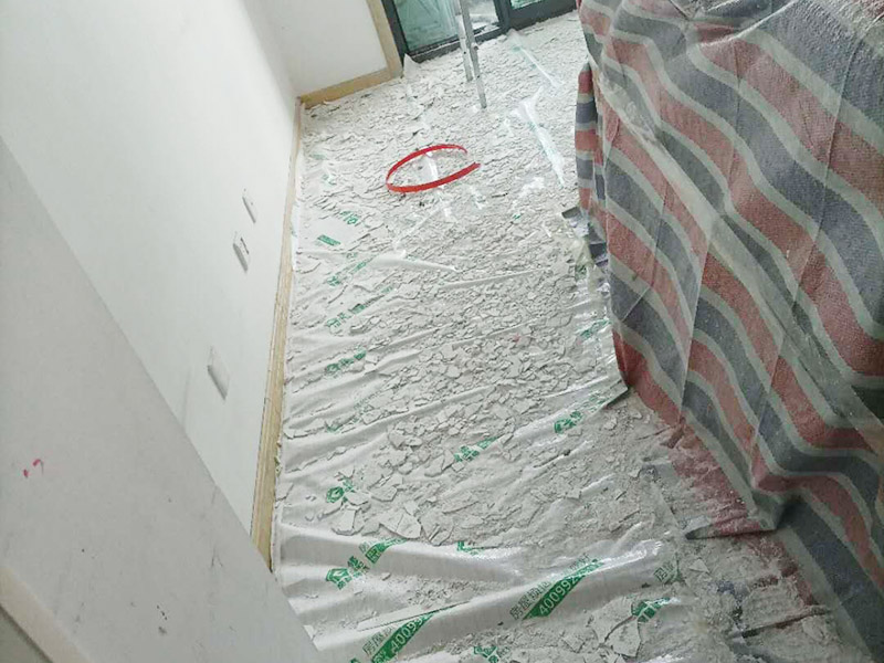 天花板翻新成品保護:檢查舊房墻面基層問題，對癥下藥施工，如果墻面裝修5年甚至10年以上，墻面有開裂，滲水，起皮或者之前有貼過墻紙的舊房，就需要將原墻紙撕掉，將墻面鏟至毛坯層，做鏟墻施工，如近幾年裝修過的房子，則不需要做鏟墻施工，墻面基層無明顯破損，打磨膩子或者重新批刮膩子，做乳膠漆施工即可。 成品保護：將房中小件物品搬移到柜子，儲物柜等不需要施工的位置，如樓梯間，衛生間等，利用專業的遮蔽保護膜貼在地面，包裝家具，避免施工期間對家中的物品造成損害和污染。