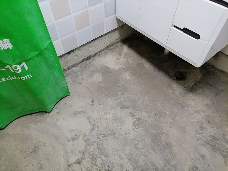 衛生間地面防水:刷第一遍防水涂料。施工前確保工地干凈，干燥，防水涂料要涂滿，無遺漏，與基層結合牢固，無裂紋，無氣泡，無脫落現象。涂刷高度一致，厚度要達到規定要求。刷第二遍防水涂料。待第一遍涂料干透后才能進行第二遍，具體時間視涂料而定。間隔時間太短，防水的效果會打折扣。鋪保護層。需在防水涂料表面鋪上保護層。保護層要完全覆蓋防水層，無遺漏，與基層結合牢固，無裂紋，無氣泡，無脫落現象。 閉水試驗。閉水試驗時，地面最高點的水不能低于2里面，保存至少24小時，觀察無滲漏現象后才算合格。如有滲漏，需重做，切莫疏忽大意。