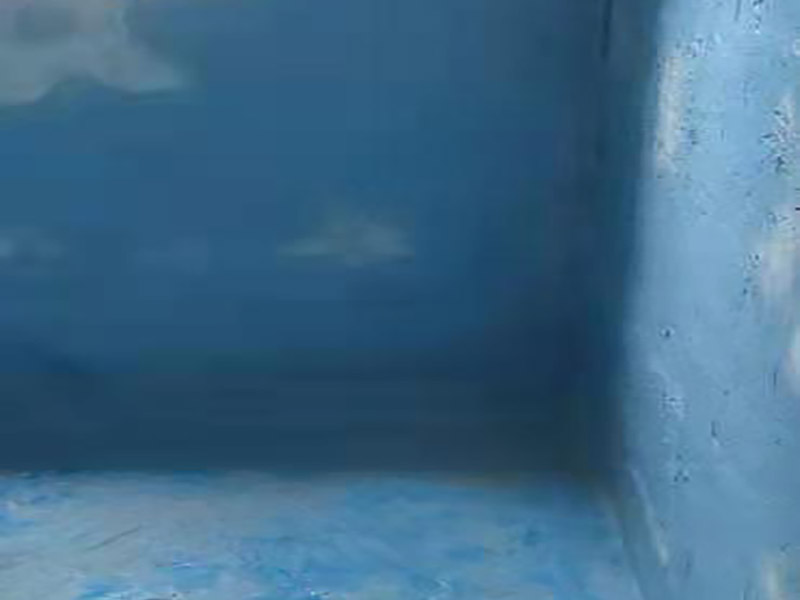 廚房抹灰防水施工：清理基層：將墊層上松散的混凝土、砂漿等清洗干凈，凸出的鼓包剔除。 刷水泥素漿：配合比為水泥∶防水油=1∶0.03(重量比)，加上適量水拌合成粥狀，鋪攤在地面上，用掃帚均勻掃一遍。 抹底層砂漿：底層用1∶3水泥砂漿，摻入水泥重3%～5%的防水粉。拌好的砂漿倒在地上，用杠尺刮平，木抹子順平，鐵抹子壓一遍。 刷水泥素漿：常溫間隔1d后刷水泥素漿一道，配合比為水泥∶防水油=1∶0.03(重量比)加適量水。 抹面層砂漿：刷水泥素漿后，接著抹面層砂漿，配合比及做法用底層。