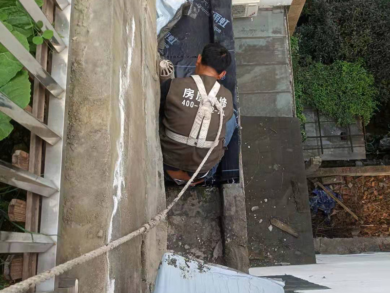 外墻露臺防水案例：陽臺做防水處理時，以免漏水造成下層住戶生活的不便，施工時要注意防水層厚度至少為5毫米，一般粉刷防水涂料2至3次即可。而在陽臺的地面與墻面的接縫處以及向上30厘米的這些地方，也需要粉刷防水涂料。另外需要注意的是，家庭陽臺裝修布置中不僅要做好防水材料涂刷工作，還要記得做出防水坡度，方便水流向排水口。
