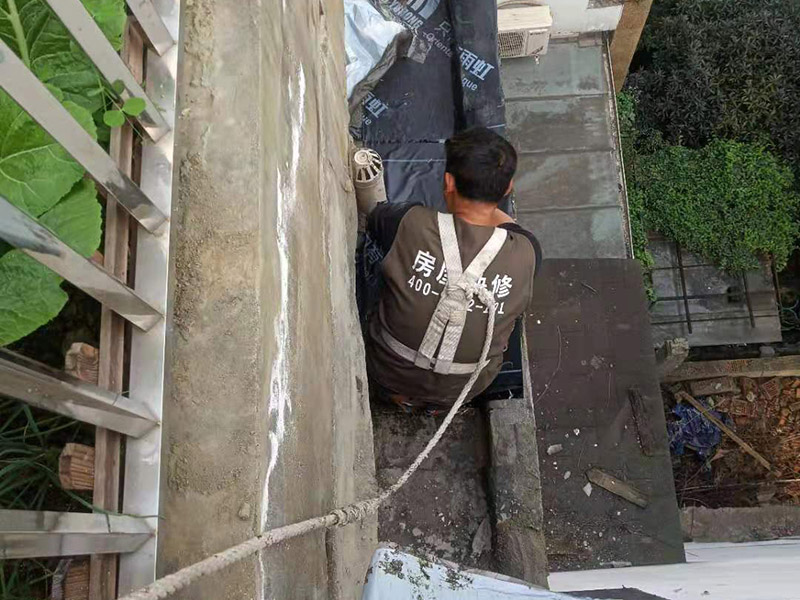 外墻露臺防水案例：陽臺做防水處理時，以免漏水造成下層住戶生活的不便，施工時要注意防水層厚度至少為5毫米，一般粉刷防水涂料2至3次即可。而在陽臺的地面與墻面的接縫處以及向上30厘米的這些地方，也需要粉刷防水涂料。另外需要注意的是，家庭陽臺裝修布置中不僅要做好防水材料涂刷工作，還要記得做出防水坡度，方便水流向排水口。
