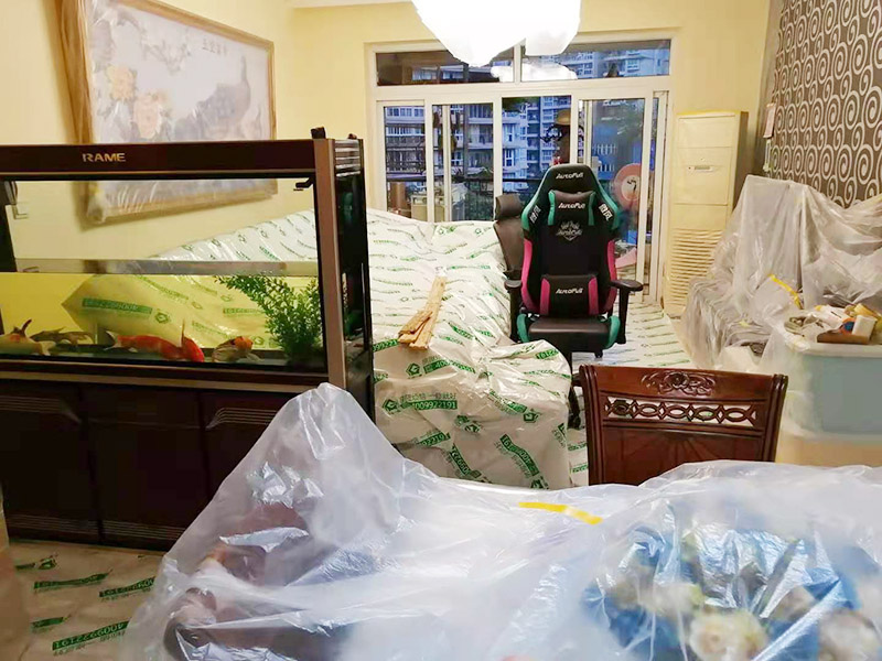全屋成品保護措施：入戶門扇用公司統一的門貼進行全面包裹保護，用透明膠帶將保護膜粘貼牢固平整。 用標準保護膜將門框三面保護完整并固定牢固。 工程完工后拆除保護膜時如果有粘貼時的膠痕，應用酒精或專用的清污劑清除膠痕。 飾面板進場后對其封兩遍以上清漆并打對放置。 家具制作后，用報紙折成U字型將柜子內部進行保護。 涉及色漆或擦色作業時，應將柜門拆除后噴漆或擦色，避免造成顏色交叉污染。