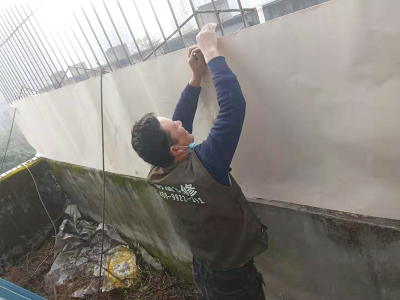 屋頂欄桿安裝：先把橫桿和豎桿分開；把防水圈放進其中的兩根橫桿里（只需要放朝上的一個面）最上面一個橫桿是不用放的；最上面橫桿上的防水圈是先穿進豎桿里的（注意方向不要放錯）；找出兩根帶小圓孔的豎桿把這兩根豎桿穿進橫桿處有圓孔部位里，用螺絲固定（最下面一個橫桿的螺絲等全部組裝好以后才固定）；依次把其他豎桿也同樣穿進橫桿里；全部豎桿穿好后把卡片豎直放進豎桿的孔里，再轉動卡片，讓它卡進豎桿里；把組裝好的護欄，用連接件把橫桿和立柱連接，用螺絲固定；把腳板用膨脹螺絲固定在地面上。