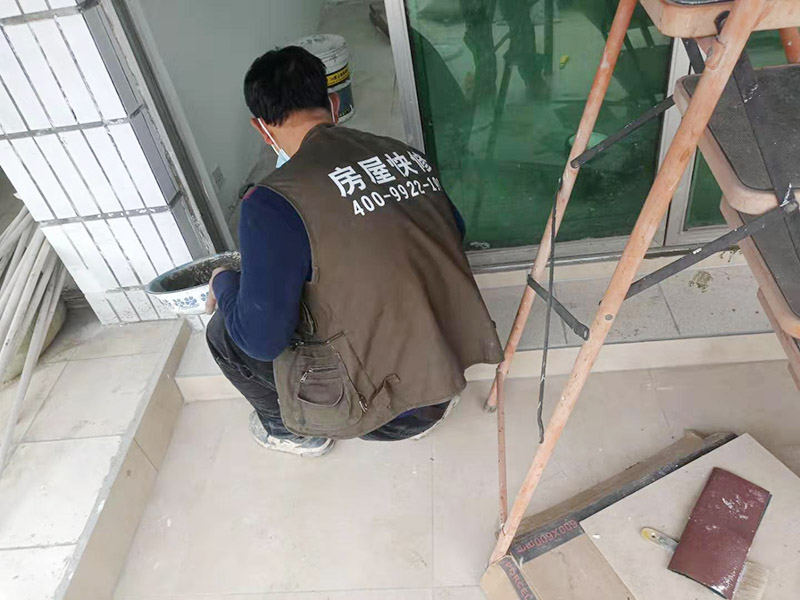 屋頂欄桿安裝：先把橫桿和豎桿分開；把防水圈放進其中的兩根橫桿里（只需要放朝上的一個面）最上面一個橫桿是不用放的；最上面橫桿上的防水圈是先穿進豎桿里的（注意方向不要放錯）；找出兩根帶小圓孔的豎桿把這兩根豎桿穿進橫桿處有圓孔部位里，用螺絲固定（最下面一個橫桿的螺絲等全部組裝好以后才固定）；依次把其他豎桿也同樣穿進橫桿里；全部豎桿穿好后把卡片豎直放進豎桿的孔里，再轉動卡片，讓它卡進豎桿里；把組裝好的護欄，用連接件把橫桿和立柱連接，用螺絲固定；把腳板用膨脹螺絲固定在地面上。