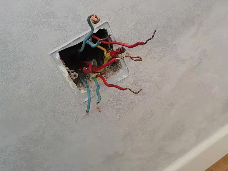 客廳明裝電路維修：從起始端到終結(jié)端，先干線支線找好水平線和垂直線。用粉線袋在線路中心彈線，并分均檔距，確定固定點位置。在固定點位置處用電錘鉆孔，然后埋入塑料脹管或傘型螺栓，供線槽固定。根據(jù)放置電線的截面大小及根數(shù)，選用適當(dāng)規(guī)格的線槽。 將線槽的底板橫平豎直地緊貼房屋墻壁、頂面的表面。固定線槽時，一般先固定兩端再固定中間。線槽對接縫與槽蓋對接縫應(yīng)錯開并不小于10cm。槽底、槽蓋與各種附件相對接時，接縫處應(yīng)嚴密平整，固定牢固。盒子都應(yīng)兩點固定，各種附件角、轉(zhuǎn)角、三通等固定點不應(yīng)少于兩點。在線路分支接頭處應(yīng)采用相應(yīng)的接線箱。