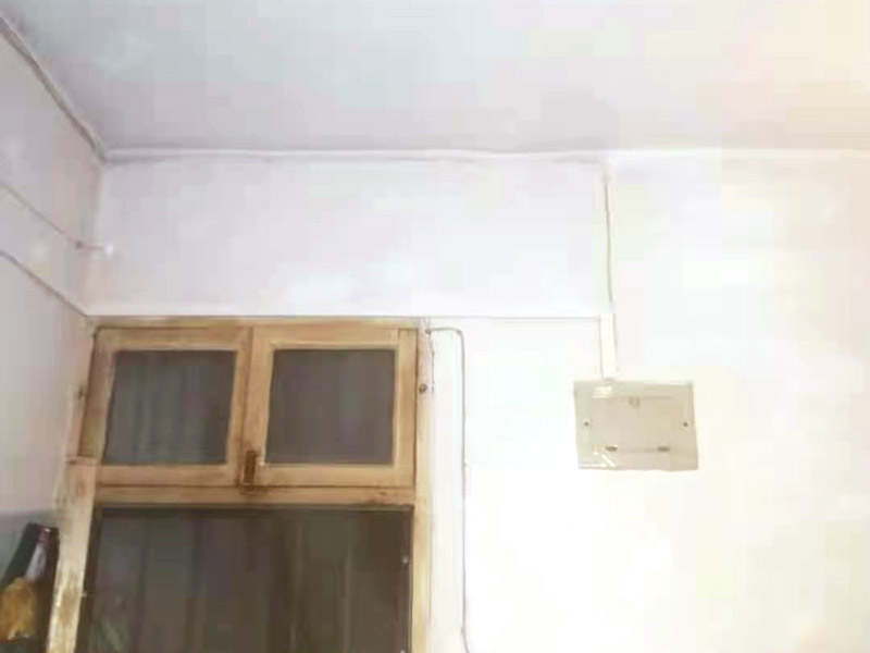 全屋明裝線路：畫框線：根據需要，在墻面的合適處畫出埋穴位置，并比照接線盒大小（四周bai放大2&mdash;3毫米），畫出開鑿范圍框線（兩個裝蓋孔應保持水平）。 鑿框線：以平口鑿沿柜線垂直鑿出深溝，然后從框內向框外斜鑿去磚角，反復進行，并注意不得崩裂框線。 鑿穴孔：將框內多余磚角鑿去，直至深度略大于接線盒高度，不得過淺或過深。 修乎穴孔：鑿平埋穴四周與穴底，以放人接線盒端正、服帖為宜。 現埋接線盒：裝正接線盒，敲去安裝孔蓋，對準線槽，并使裝蓋面稍稍伸出磚砌面，且低于粉刷面3&mdash;5毫米，再用調成膏狀的水泥粘牢 穿線引入：利用線管內事先穿入的引線，將待裝電線引入線管之中。