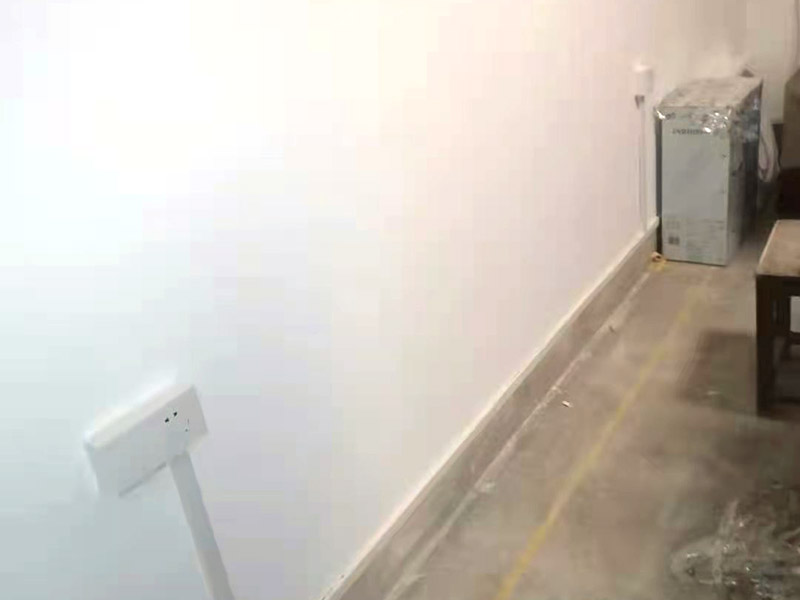 全屋明裝線路：畫框線：根據需要，在墻面的合適處畫出埋穴位置，并比照接線盒大?。ㄋ闹躡ai放大2&mdash;3毫米），畫出開鑿范圍框線（兩個裝蓋孔應保持水平）。 鑿框線：以平口鑿沿柜線垂直鑿出深溝，然后從框內向框外斜鑿去磚角，反復進行，并注意不得崩裂框線。 鑿穴孔：將框內多余磚角鑿去，直至深度略大于接線盒高度，不得過淺或過深。 修乎穴孔：鑿平埋穴四周與穴底，以放人接線盒端正、服帖為宜。 現埋接線盒：裝正接線盒，敲去安裝孔蓋，對準線槽，并使裝蓋面稍稍伸出磚砌面，且低于粉刷面3&mdash;5毫米，再用調成膏狀的水泥粘牢 穿線引入：利用線管內事先穿入的引線，將待裝電線引入線管之中。