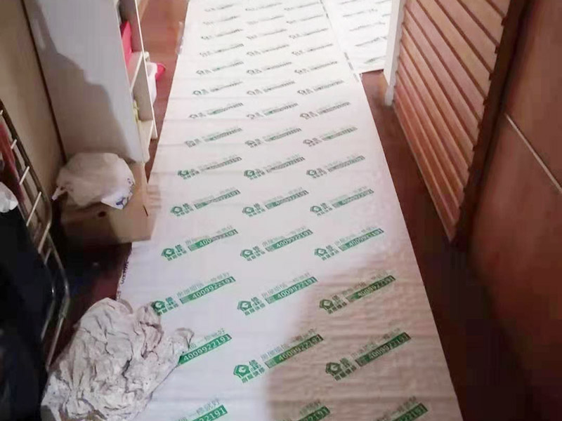 衛(wèi)生間滲水維修：若是衛(wèi)生間的局部地方出現(xiàn)漏水，最有可能造成這個問題的原因是防水層的損壞，這個時候我們需要吧漏水區(qū)域的防水層重新裝修過，就可以了。但是在進行維修的時候，需要特別注意，由于我們是對一部分區(qū)域進行維修，因此和之前的用的防水層不能有太大的差別，以免自由局部損壞，造成整體損壞。 地漏通道在進行長時間的使用，也有可能會出現(xiàn)老化的問題，這個時候需要對原有的地漏進行更換，但是在更換的時候，要注意保持地漏下水管的清潔，以免造成地漏堵塞，或污水流進樓下的用戶家中，這就不好了。