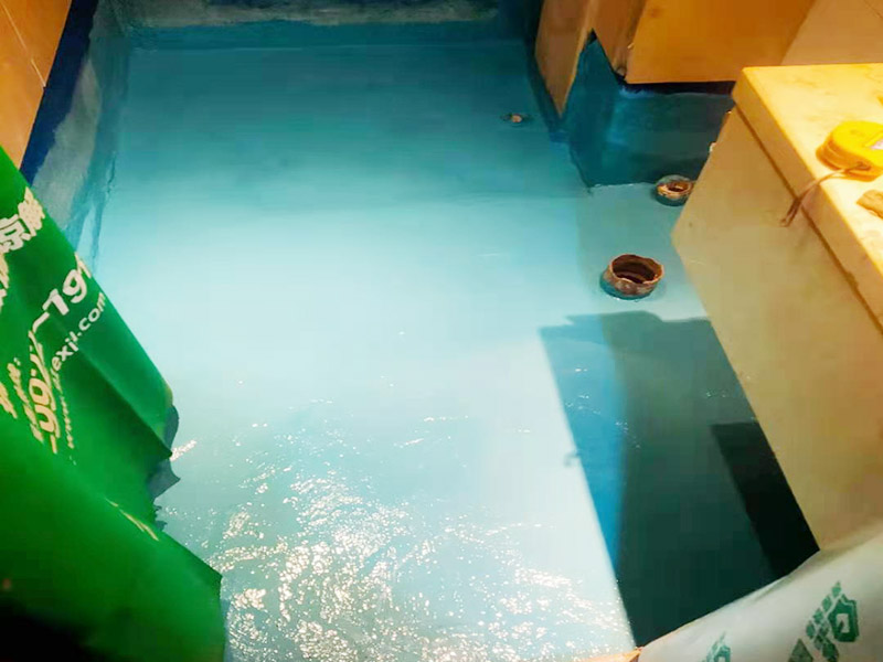 地面刷第五次防水：基層清理先將基層表面上的灰皮用鏟刀除掉，用笤帚將塵土、砂粒等雜物清掃干凈，尤其是管根，地漏和排水口等部位要仔細清理。 涂覆根據工程的特點和要求，選擇適當的工法。涂覆時要盡量均勻，不能有局部沉積，并要求多滾刷幾次使涂料與基層之間密實，不留氣泡，粘結嚴實。 保護層與裝飾層須在防水層完成2天后進行。為了抹砂漿時施工方便，也可在防水層后一遍涂覆后，立即撒上干凈的中粗砂。