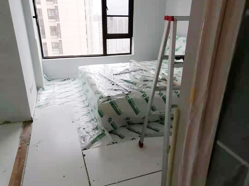 家具安裝成品保護入戶門扇用公司統一的門貼進行全面包裹保護，用透明膠帶將保護膜粘貼牢固平整。 用標準保護膜將門框三面保護完整并固定牢固。 工程完工后拆除保護膜時如果有粘貼時的膠痕，應用酒精或專用的清污劑清除膠痕。 木地板施工前，將地面用吸塵器清理干凈。 木地板施工后，用產品自帶的防潮墊或標準保護在通道鋪貼進行保護。