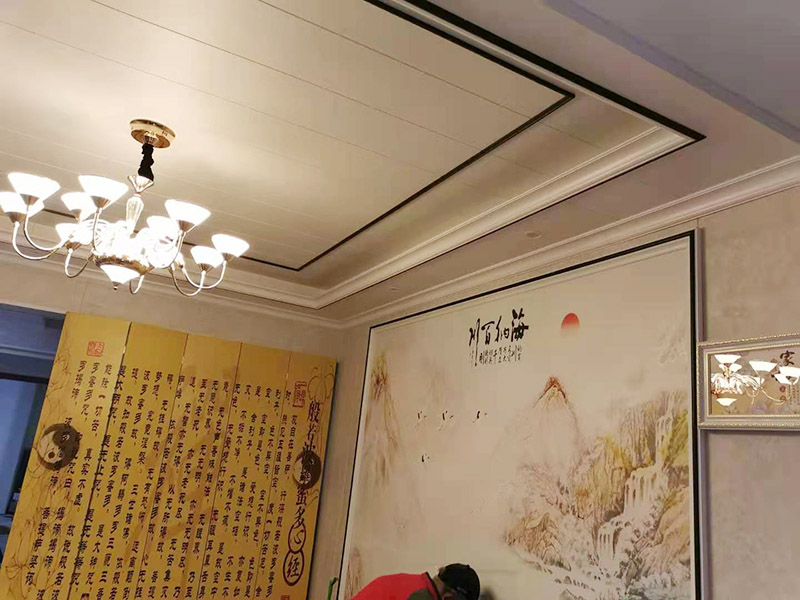 客廳造型安裝：客廳吊頂施工準備,客廳吊頂施工準備包含檢查設備管道是否安裝完畢、檢查結(jié)構(gòu)尺寸與設計圖是否相符、準備好吊頂安裝材料和工具等工作。 安裝龍骨,龍骨分為兩個,分別是主龍骨和次龍骨。在進行安裝時,要先將每條主龍骨吊到稍高于標高線的位置上臨時固定,假如吊頂面積較大,可分成多個部分,依次吊裝。安裝完主龍骨之后,在安裝次龍骨就行了。