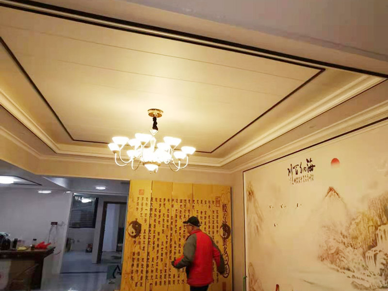 客廳造型安裝：客廳吊頂施工準備,客廳吊頂施工準備包含檢查設備管道是否安裝完畢、檢查結(jié)構(gòu)尺寸與設計圖是否相符、準備好吊頂安裝材料和工具等工作。 安裝龍骨,龍骨分為兩個,分別是主龍骨和次龍骨。在進行安裝時,要先將每條主龍骨吊到稍高于標高線的位置上臨時固定,假如吊頂面積較大,可分成多個部分,依次吊裝。安裝完主龍骨之后,在安裝次龍骨就行了。