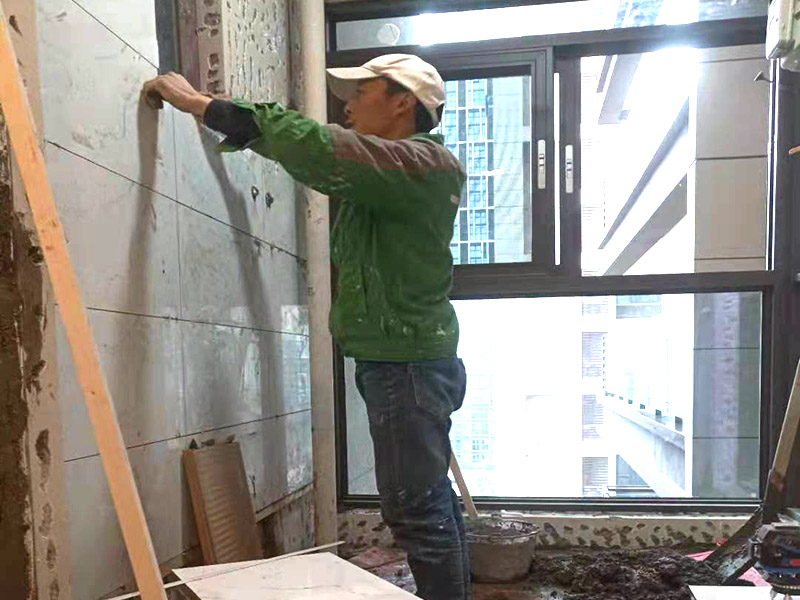 衛(wèi)生間貼磚案例：首先要根據(jù)你的衛(wèi)浴裝修來說，先鋪地磚還是先鋪墻磚，這個(gè)也是要根據(jù)家里的實(shí)際情況來定會比較好，我們知道施工還是要根據(jù)其它裝修進(jìn)度來進(jìn)行考慮，怎樣貼會比較好，同時(shí)也還要對后期裝修有所幫助才行，所以說還是要根據(jù)家庭裝修衛(wèi)浴的具體情況來決定，其實(shí)鋪貼地磚還是墻磚是否有利于之前施工的項(xiàng)目進(jìn)行合理的保護(hù)，這個(gè)都是很關(guān)鍵的步驟，在鋪貼的時(shí)候就是要考慮到它的衛(wèi)浴用品會不會好安裝，這些都是要安排在里面的，只要考慮到位，這樣裝修起來才會比較方便的。