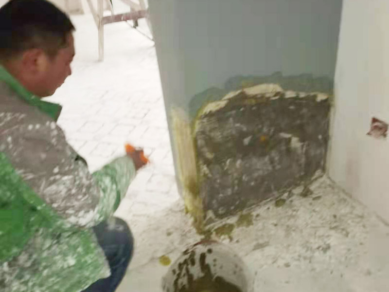 墻面局部修補：一定要做好基層的處理，如果您家是二次裝修墻面時，沒有將以前的老墻的墻皮鏟除干凈，或者是只鏟除了表層的膩子，那么修補墻面時，是會遺留下高低不平的部分墻皮的，此后，要是接著上刷界面劑或者膩子，那么很可能就會導致新刷的墻面出現開裂的情況。 需要鏟除到磚墻體的表面，然后進行全面的施工，進行翻新墻面，工程量是比較大的，完全適用于存在多處開裂、掉皮和起粉現象的墻面。