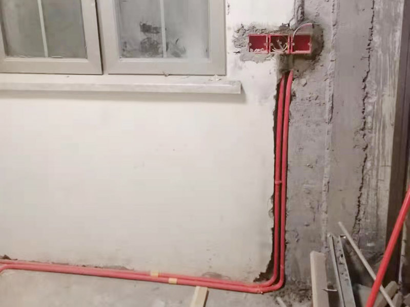 墻面水電改造維修：按走向進行墻面或地面開槽，開槽過程中，不允許出現墻面橫向開槽大于30cm的現象，因為橫向開槽將破壞整樓的承重，使得抗震能力降低而且墻面容易開裂。如果是保溫墻的話，開很長的橫槽有可能會導致開槽上部的保溫層整體脫落。墻面開槽一般都應該是豎向垂直開槽。 埋入管線(包括布線和接好管道)和暗盒，電路施工時先安裝管路，然后再穿導線，這樣可以避免將來換線出現導線無法抽動的現象。穿管不能使用軟管，防止出現死角。同時電路接頭不要裸露在外面，應該安裝在線盒內，分線盒之間不允許有接頭。