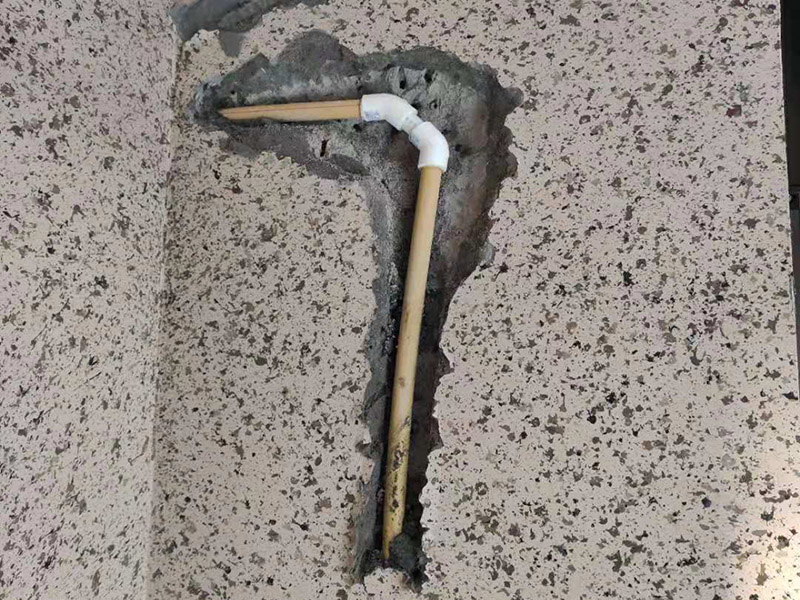 墻內水管漏水維修：首先，發現漏水，應第一時間關掉自家的供水閥門，讓漏水帶來的影響盡可能的縮小。 然后需要找到水管漏水的地方，最常使用的方法是水管打壓法。此方法需要將冷熱水管用軟管連接在一起使冷熱水形成一個圈，總閥門關閉，所有出水口只留一個口接上試壓器，其余關閉，這時試壓器的指針讀數為0。 搖動測壓桿至指針讀數到0.9-1.0之間，此時的水壓應為正常水壓的3-6倍。然后需要等待一定時間，不同管材需要的時間不一樣，但最少也需要半個小時。此時查看壓力值，如果降幅不超過0.5個壓，就沒有漏水。如果有漏點，壓力就會下降較多。 找到了漏水點，就要對漏水的管道進行維修或更換。首先要鑿開對應墻面，此過程中要注意對地板家居的保護。然后清理干凈管道上的殘渣，進行換新，連接好后要用防水膠對管道進行防水處理