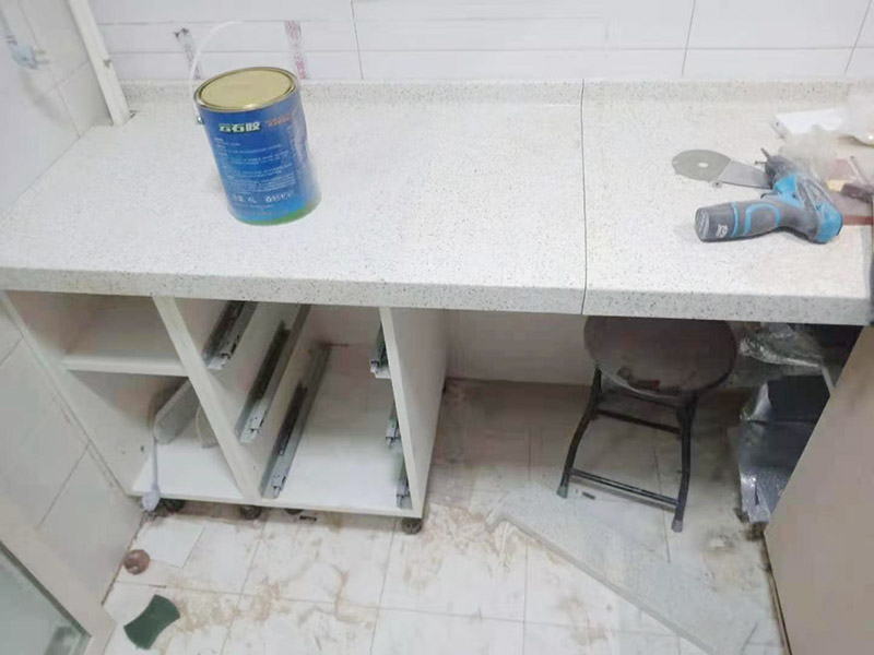 櫥柜維修改造：對廚房作防護措施,掛擋布、廚房墻面等做簡單清理,以便準確測量地面水平。 材料進場:櫥柜板材等進場。  安裝地柜 組裝:統(tǒng)一組裝好地柜,搬進廚房,按圖紙順序擺放好位置(倒放),統(tǒng)一安裝地腳。 現(xiàn)場切割:地面上墊上保護物,割口根據(jù)實物的大小從反面進行操作,保持正面不崩。 安裝順序：如有轉(zhuǎn)角柜應先安轉(zhuǎn)角柜，沒有轉(zhuǎn)角柜先從靠墻的柜往外安裝。 水平調(diào)整：通過地柜的調(diào)節(jié)腿調(diào)節(jié)地柜水平度，誤差保持正負1mm。