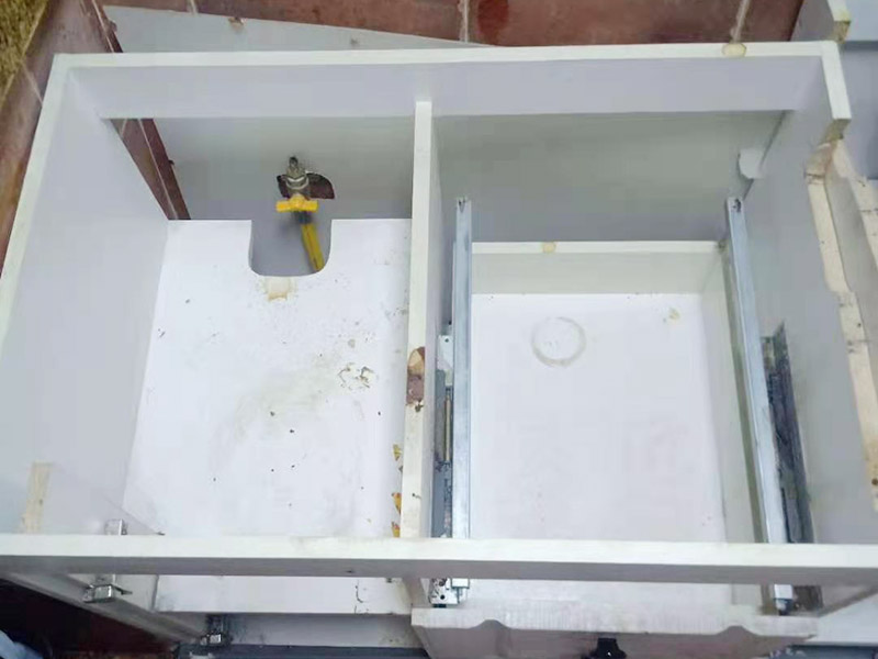 櫥柜維修改造：對廚房作防護措施,掛擋布、廚房墻面等做簡單清理,以便準確測量地面水平。 材料進場:櫥柜板材等進場。  安裝地柜 組裝:統(tǒng)一組裝好地柜,搬進廚房,按圖紙順序擺放好位置(倒放),統(tǒng)一安裝地腳。 現(xiàn)場切割:地面上墊上保護物,割口根據(jù)實物的大小從反面進行操作,保持正面不崩。 安裝順序：如有轉(zhuǎn)角柜應先安轉(zhuǎn)角柜，沒有轉(zhuǎn)角柜先從靠墻的柜往外安裝。 水平調(diào)整：通過地柜的調(diào)節(jié)腿調(diào)節(jié)地柜水平度，誤差保持正負1mm。