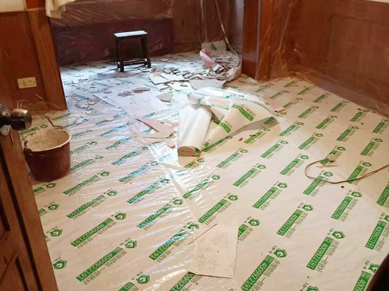 家具保護(hù)措施：地板保護(hù)，地板保護(hù)需要使用pvc+棉保護(hù)膜 （薄的保護(hù)膜會(huì)在裝修過程中踩壞），沿墻邊使用家較寬的地板專用膠帶密封。家居保護(hù)只需要使用普通pvc保護(hù)膜即可，注意下方要留足保護(hù)膜遮蓋下方地板。門窗保護(hù):使用無紡布門窗保護(hù)膜，裁剪適當(dāng)大小貼在窗戶上級(jí)窗戶框上即可。門使用pvc保護(hù)膜，小的突起如電源插座，使用保護(hù)膜覆蓋用較窄的地板專用膠帶密封。 注意：所有的密封都不要貼到需要粉刷裝修的墻面上。