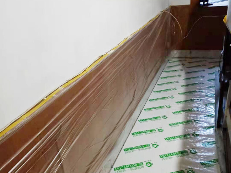 家具保護(hù)措施：地板保護(hù)，地板保護(hù)需要使用pvc+棉保護(hù)膜 （薄的保護(hù)膜會(huì)在裝修過程中踩壞），沿墻邊使用家較寬的地板專用膠帶密封。家居保護(hù)只需要使用普通pvc保護(hù)膜即可，注意下方要留足保護(hù)膜遮蓋下方地板。門窗保護(hù):使用無紡布門窗保護(hù)膜，裁剪適當(dāng)大小貼在窗戶上級(jí)窗戶框上即可。門使用pvc保護(hù)膜，小的突起如電源插座，使用保護(hù)膜覆蓋用較窄的地板專用膠帶密封。 注意：所有的密封都不要貼到需要粉刷裝修的墻面上。