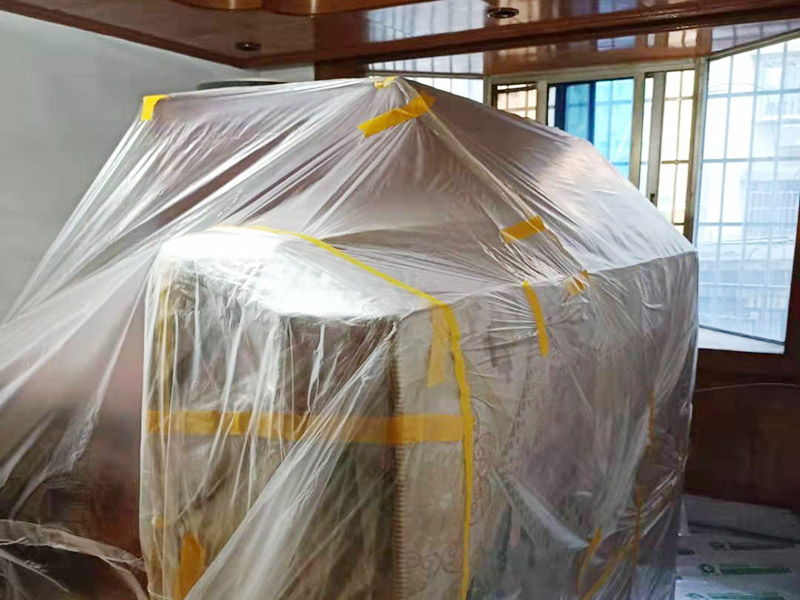 家具保護(hù)措施：地板保護(hù)，地板保護(hù)需要使用pvc+棉保護(hù)膜 （薄的保護(hù)膜會(huì)在裝修過程中踩壞），沿墻邊使用家較寬的地板專用膠帶密封。家居保護(hù)只需要使用普通pvc保護(hù)膜即可，注意下方要留足保護(hù)膜遮蓋下方地板。門窗保護(hù):使用無紡布門窗保護(hù)膜，裁剪適當(dāng)大小貼在窗戶上級(jí)窗戶框上即可。門使用pvc保護(hù)膜，小的突起如電源插座，使用保護(hù)膜覆蓋用較窄的地板專用膠帶密封。 注意：所有的密封都不要貼到需要粉刷裝修的墻面上。