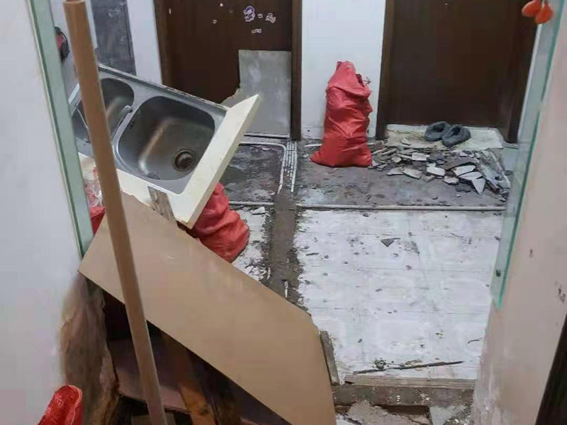 廚房拆除施工：拆除舊廚房是工程中的第一項(xiàng)，將情墻面和地面上原有的瓷磚全部砸掉，不要只砸掉一半或一部分，以免后面在鋪貼時(shí)有縫隙。 拆除吊頂、廚具和燈具，需按照一定的流程拆除。如果想要重新將廚房整頓一下，那么就將廚房的一切原有的都拆除掉。 如果是其他房間改造為廚房的話，也是要先將墻面和地面全部砸掉，以便于后續(xù)安裝管道和布置線路。水路和電路的設(shè)計(jì)都是很隱藏的，一般都會(huì)做成暗管，隱藏在墻面或地面下，既美觀又不影響使用。在地面和墻面全部拆除后，要將不平整或者有縫隙的地方用水泥抹平，以防安裝上瓷磚后發(fā)現(xiàn)不平整而影響整體美觀，并且也能進(jìn)一步做到防水的效果。