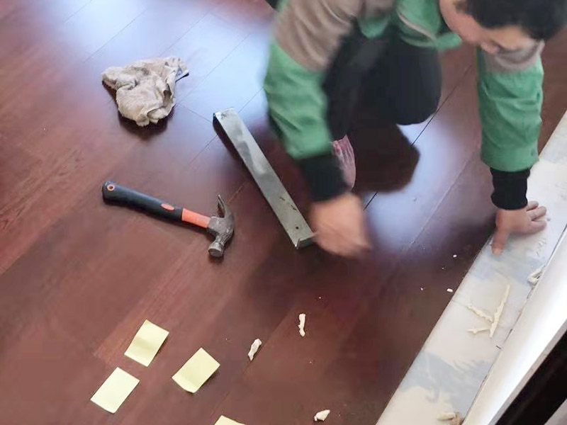 木地板鋪設施工：地面已經清理干凈、平整之后，先要鋪設一層防潮地墊(不一定非要鋪在木質地面的木頭下面)。這一層至少要20-30厘米(大約8英寸)在離墻大約預留1-3英寸的空隙。現在可以安裝已經選好花色的地板了。需要注意的是所鋪設的防潮地墊只需要鋪設大致5—10排的地板。 要確保在地板與墻壁之間留有大約10mm(3/8英寸)的空隙。為了防止地板的第一行的地板滑動，必須用間隔的裝置或者楔子固定。第一行余下的板通常用在第二行的開頭。要確保第二行板的接口與第一行板的接口錯開的長度至少30厘米(1英尺)。