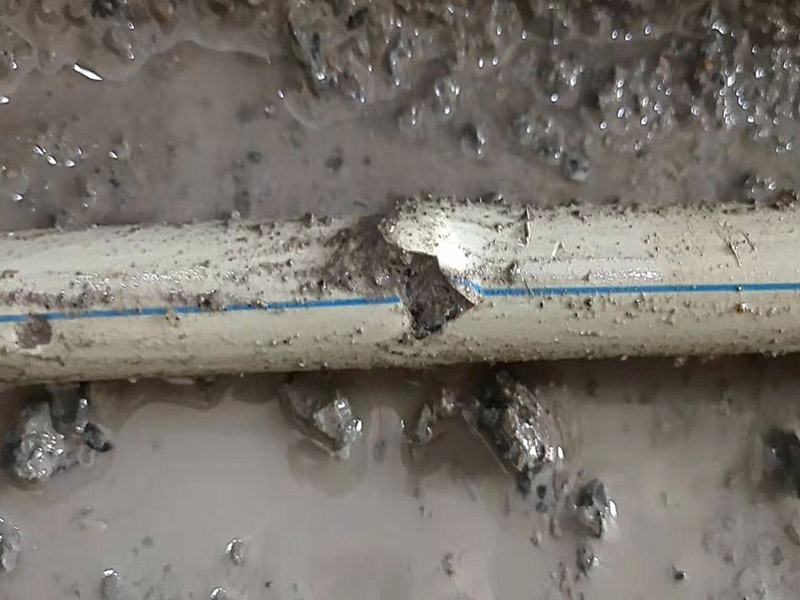 地面水管漏水維修：墻壁上有水滴不一定就是內(nèi)水管漏水所致，那應先判斷究竟是不是墻壁內(nèi)的水管出現(xiàn)問題而出現(xiàn)的漏水情況，找到墻壁內(nèi)水管的漏水點，那首先得關(guān)掉水源總閘，然后卸下連接壓縮接頭的陰陽螺母，在螺母上繞上膠布讓螺母的密封性能更加好，最后就是重新裝上壓縮接頭。