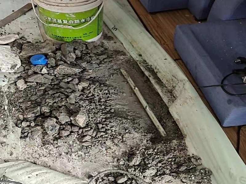 地面水管漏水維修：墻壁上有水滴不一定就是內(nèi)水管漏水所致，那應先判斷究竟是不是墻壁內(nèi)的水管出現(xiàn)問題而出現(xiàn)的漏水情況，找到墻壁內(nèi)水管的漏水點，那首先得關(guān)掉水源總閘，然后卸下連接壓縮接頭的陰陽螺母，在螺母上繞上膠布讓螺母的密封性能更加好，最后就是重新裝上壓縮接頭。