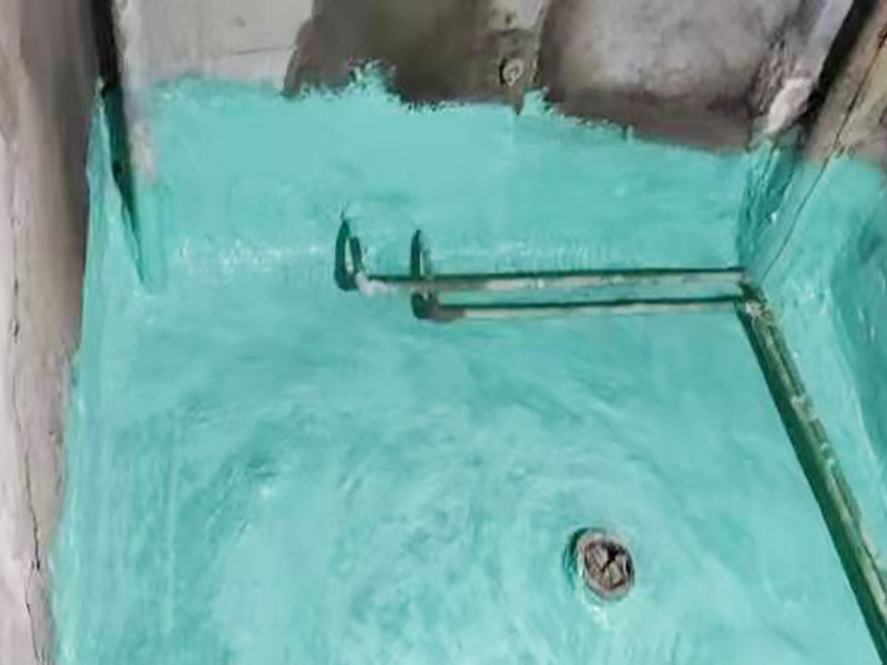 廁所地面刷防水：作防水前，一定要把需要作防水的墻面和地面打掃干凈，否則，再好的防水劑也起不到防水的作用。一般的墻面防水劑要刷到30厘米的高度。地面要全部刷到，而且必須等第一遍干了后，才能刷第二遍。防水重點位置：墻角位置，要多刷1－2遍。下水管周圍，要多刷1－2遍。防水做完了，不要以為就沒有事了，還要“開閘放水”，試水。試水一試就是24個小時，看周圍墻面有沒有滲水現象