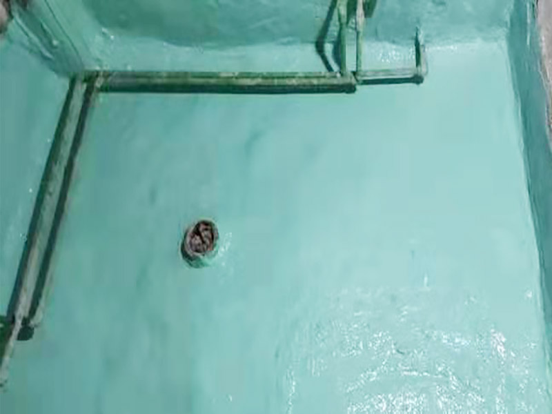 廁所地面刷防水：作防水前，一定要把需要作防水的墻面和地面打掃干凈，否則，再好的防水劑也起不到防水的作用。一般的墻面防水劑要刷到30厘米的高度。地面要全部刷到，而且必須等第一遍干了后，才能刷第二遍。防水重點位置：墻角位置，要多刷1－2遍。下水管周圍，要多刷1－2遍。防水做完了，不要以為就沒有事了，還要“開閘放水”，試水。試水一試就是24個小時，看周圍墻面有沒有滲水現象