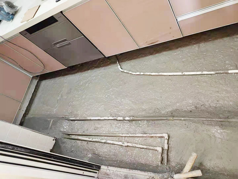 廚房地面埋管找平：一般房屋的地面上有比較凸出的地方，可以采用旋轉平磨的方式將高的地方打磨下去前提是下邊沒有管道。如果高的地方不打磨，那么找平出來的地面就會出現由齒刮刮出來的地面在高的地方同樣留下了同樣多的水泥，最后找出來的地面好是高的地方依然高，低的地方依然低。同時打磨還能節約不少的用料，這是地面找平中一個很重要的步驟。