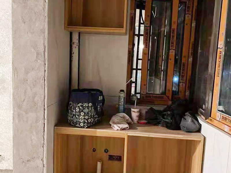 客廳整體裝修翻新：在舊房翻新中最先實施的是主題拆除，其中主要包括墻面、地面、門窗、水路、電路等各方面的拆除。在拆除過程中，廚衛的墻磚鏟除中防水層是極易被損壞的，所以裝修在墻面抹灰完成后一定要重新做防水。拆改會產生許多的垃圾，要及時清理，同時老房翻新過程中時刻保持室內的清潔，這對于施工也是非常方便的。 第二步就是結構的改造啦。舊房翻新業主們在做結構優化時，廚房、衛生間在包立管時一定要留有檢查口以便維修，舊房的承重墻一定不能拆除否則造成安全隱患。 接下來就是隱蔽工程的實施了。其中包括檢查吊頂內的供水、空調