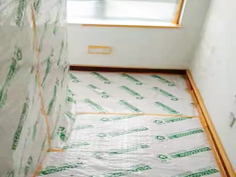 地面家具成品保護(hù)：滿鋪成品瓦楞紙板，再用干凈彩條布滿鋪在普通石膏板上，在彩條布交接處及轉(zhuǎn)角處用膠帶固定，也可選用木芯板或三夾板。材料選用視上人、車情況而定。門套的保護(hù)方式：用原門框保護(hù)膜，或者多層板或密度板，報紙，美紋紙保護(hù)等