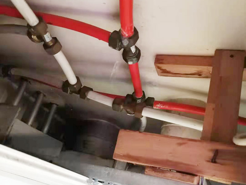 水管轉換頭更換:1、水管安裝后一定要進行增壓測試：增壓測試一般是在1.5倍水壓的情況下進行,在測試中應沒有漏水現(xiàn)象。 2、在沒有加壓條件下的簡單測試方法，但不完全可行。 關閉水管總閥。(即水表前面的水管開關) 打開房間里面的水龍頭20分鐘，確保沒水再滴后關閉所有的水龍頭。 關閉馬桶水箱和洗衣機等具有蓄水功能的設備進水開關。 打開水管總閥。 打開總閥后20分鐘查看水表是否走動，包括緩慢的走動。如果有走動，即為漏水了。如果沒有走動，可能沒事。(如果水表有問題或水管微滲，有可能難以確定。)所以建議施工完一定要進行水壓測試實驗，一般打壓8公斤，時間20-30分鐘。
