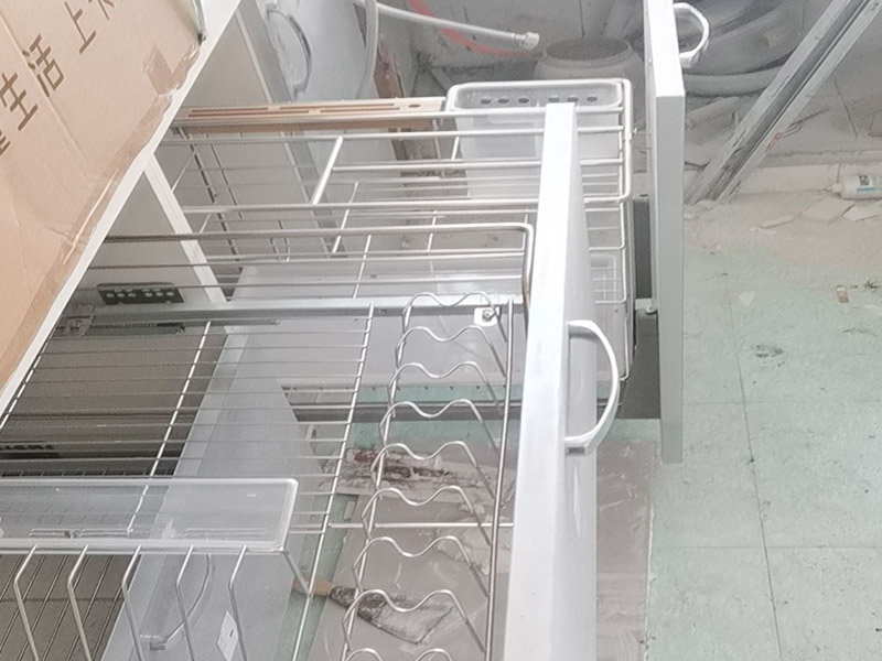 水槽拉籃安裝:首先要將水槽放置到臺面中心的對應開口的地方，確保水槽固定不松動就可以了。然后就是安裝水龍頭的進水口，將原先安裝在水龍頭上的進水管一段連接到開關處，這里也要反復確認連接是否牢固，而且太松太緊都不好。如果使用的是冷熱水龍頭配件，冷熱水管的位置一般都是左熱右冷，在安裝的時候可以再確認一下，以免安裝相反。