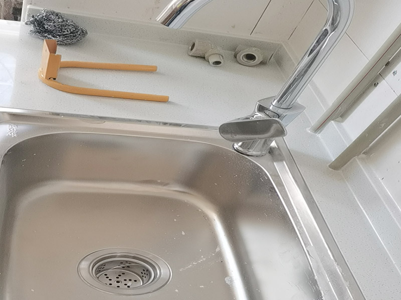 水槽拉籃安裝:首先要將水槽放置到臺面中心的對應開口的地方，確保水槽固定不松動就可以了。然后就是安裝水龍頭的進水口，將原先安裝在水龍頭上的進水管一段連接到開關處，這里也要反復確認連接是否牢固，而且太松太緊都不好。如果使用的是冷熱水龍頭配件，冷熱水管的位置一般都是左熱右冷，在安裝的時候可以再確認一下，以免安裝相反。