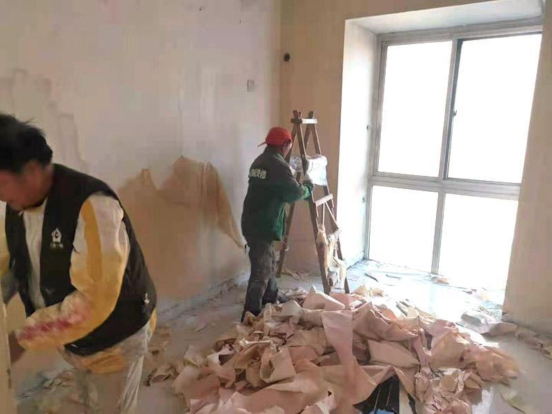 墻面撕舊墻紙：要粘貼新墻紙，最好就是將舊墻紙剝除，這樣可以使得新墻紙更加結實的粘在墻上。但也可以在舊墻紙上鋪新墻紙，但這種做法有時并不是個好主意，因為粘合劑受潮后，會導致新舊墻紙一起從墻面脫落。此外，若用新墻紙覆蓋接縫處的舊墻紙，重疊的印記將顯露在新墻紙上。如果由于情況需要，您仍然希望在舊墻紙上貼新墻紙，那么您應該先把接縫打磨平整，將松散的墻紙條撕掉，并將舊墻紙銜接處的松散邊緣重新粘貼在墻壁上，然后再開始貼新的墻紙。