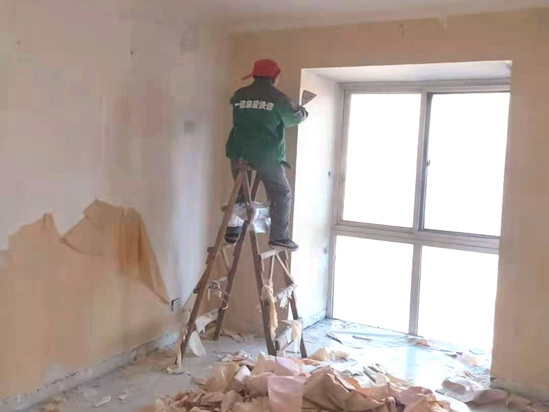 墻面撕舊墻紙：要粘貼新墻紙，最好就是將舊墻紙剝除，這樣可以使得新墻紙更加結實的粘在墻上。但也可以在舊墻紙上鋪新墻紙，但這種做法有時并不是個好主意，因為粘合劑受潮后，會導致新舊墻紙一起從墻面脫落。此外，若用新墻紙覆蓋接縫處的舊墻紙，重疊的印記將顯露在新墻紙上。如果由于情況需要，您仍然希望在舊墻紙上貼新墻紙，那么您應該先把接縫打磨平整，將松散的墻紙條撕掉，并將舊墻紙銜接處的松散邊緣重新粘貼在墻壁上，然后再開始貼新的墻紙。