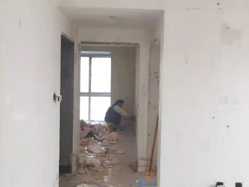 墻面撕舊墻紙：要粘貼新墻紙，最好就是將舊墻紙剝除，這樣可以使得新墻紙更加結實的粘在墻上。但也可以在舊墻紙上鋪新墻紙，但這種做法有時并不是個好主意，因為粘合劑受潮后，會導致新舊墻紙一起從墻面脫落。此外，若用新墻紙覆蓋接縫處的舊墻紙，重疊的印記將顯露在新墻紙上。如果由于情況需要，您仍然希望在舊墻紙上貼新墻紙，那么您應該先把接縫打磨平整，將松散的墻紙條撕掉，并將舊墻紙銜接處的松散邊緣重新粘貼在墻壁上，然后再開始貼新的墻紙。