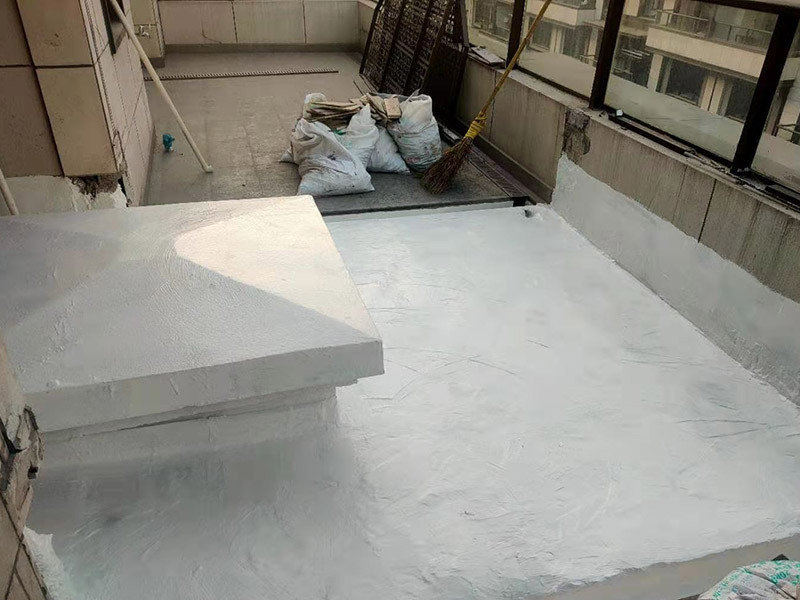 屋面高彈涂刷：清理基層，施工前要將基層表面的塵土和雜物清理干凈，然后用熱熔法改性瀝青卷材對防水層施工前在水落口、管根、陰陽角等細部先做好附加層。熱熔封邊，用噴槍將卷材搭接處加熱，讓其粘結牢固，然后涂刷第一遍防水涂料。防水施工前要先保證地面干凈、干燥，防水涂料要滿涂，確保無遺漏，與基層結合要牢固，無裂紋和氣泡等，防水涂料厚度要達到產品規定的要求。