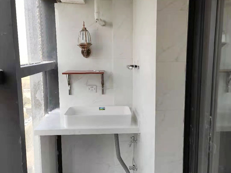 陽臺定制水槽安裝：水槽在安裝前一定要先確定好安裝的位置和尺寸，這樣方便我們按照尺寸訂購，最好是有水槽平面圖，免得數據不精確，導致返工。 另外，水槽安裝牢固以后，不要左右搖晃，很容易留下縫隙，造成松動。而且，最應該留意的也是連接處縫隙的密封性。水槽放入臺面后，需要在墻體和臺面間安裝配套的掛件，但安裝過程中盡量多注意水槽的密封效果，最好能做好閉水試驗。